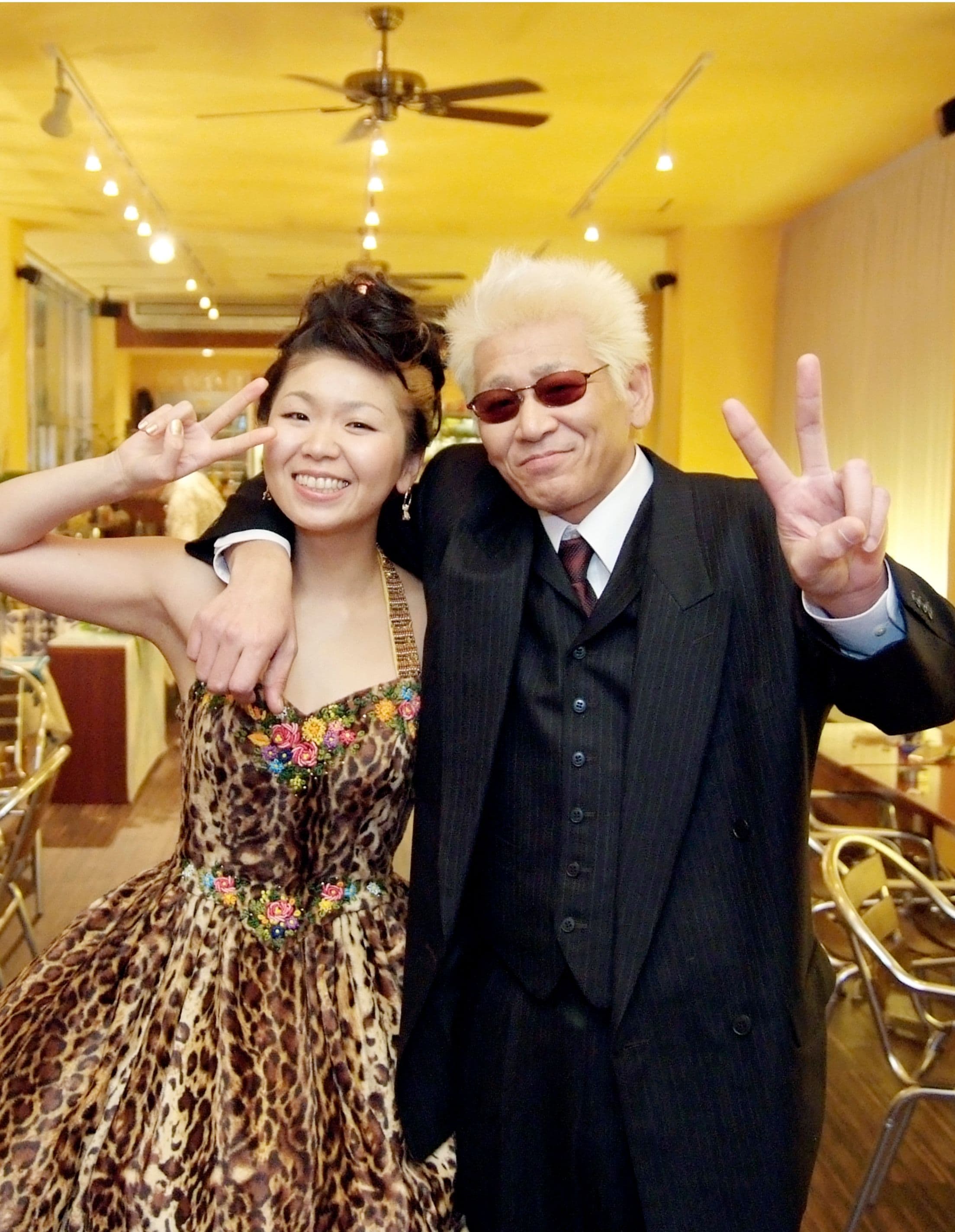 新婦父と肩組み