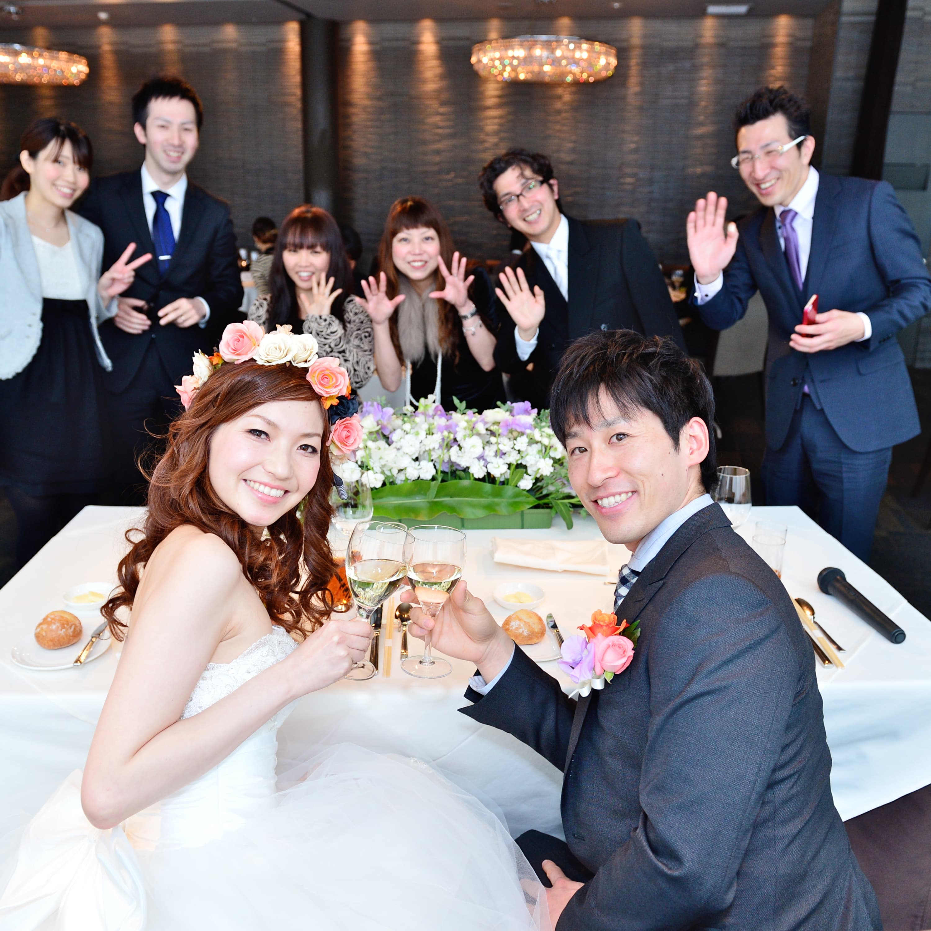 新郎新婦友人と乾杯