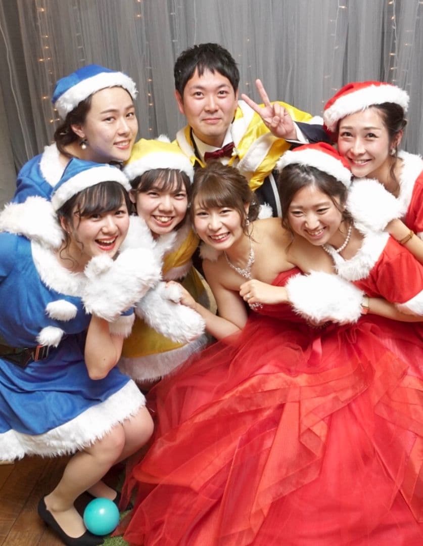 新郎新婦が新婦友人たちとサンタコス
